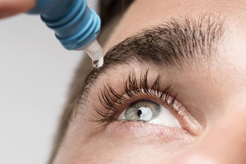 Po co okulista zakrapla oczy przed badaniem?